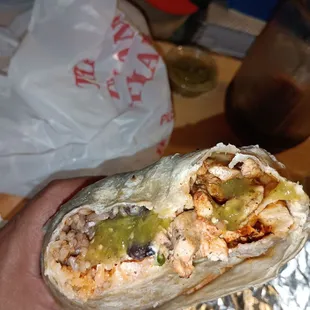 Super burrito pollo asado black beans delicioso