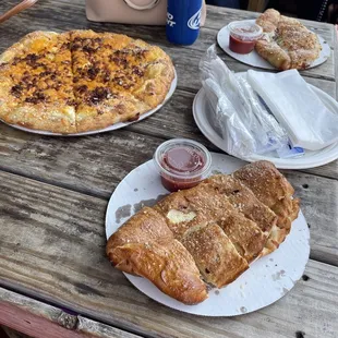 Yummy mashed potato pizza and an oinkster. Yum!