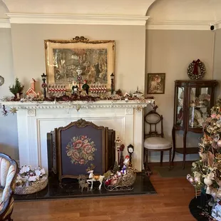 Interior. Antique furniture! Very cosy atmosphere! Has a lot of good potential! Both indoor and outdoor seating.