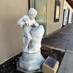 Walking on the Plaza a statue making a statue that guides you to the Classic Cup.