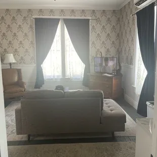 The sitting room has a fridge, microwave and small bar as well as a big screen tv that gets Netflix, Hulu, etc.  Good Wi-Fi signal!