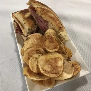 Reuben, Reuben served with homemade potato chips