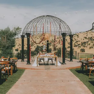 The arch in the lower level space made a perfect area for the sweetheart table