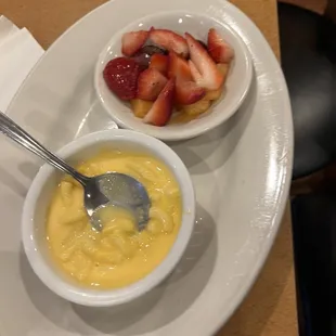 Kid's meal mac and cheese with fruit