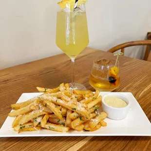 Garlic Fries &amp; drinks // IG: @munchwithmyan