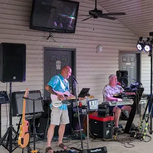 Enjoying live music at The Clubhouse at Canewood.