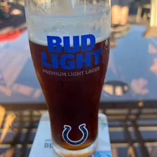 a glass of bud light