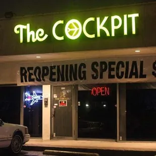 the front of a restaurant at night
