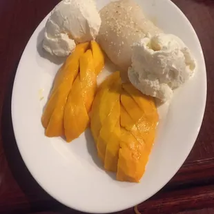 Sweet mango sticky rice with coconut icecream