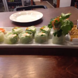 Fresh roll with yummy peanut sauce.  Delish!