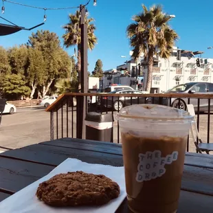 Iced Latte con Breakfast Oatmeal Cookie