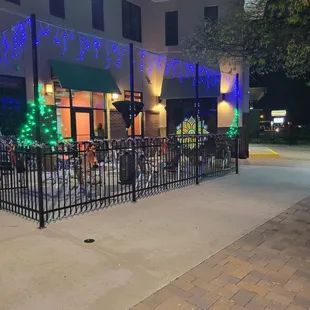 the outside of a restaurant at night