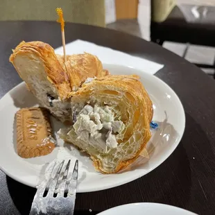 a croissant sandwich on a plate