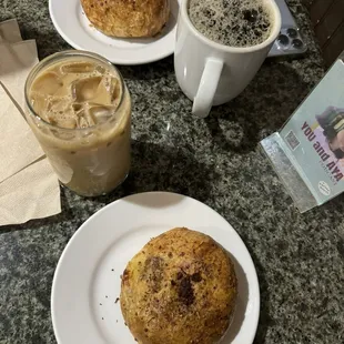 Cromelettes, latte and coffee