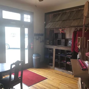 a table and chairs in the corner of the room