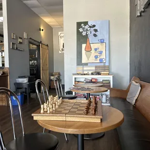 Welcoming, sitting air with fun boardgames available