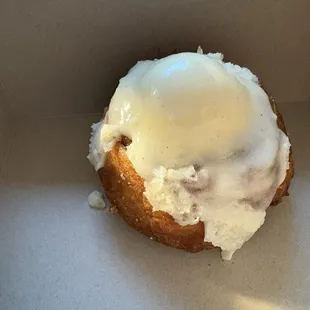 Cinnamon roll with cream cheese