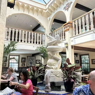 Dining room with fountain