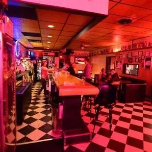 The bar and the famous free jukebox