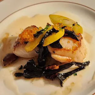 Seared Scallops appetizer with salmon caviar