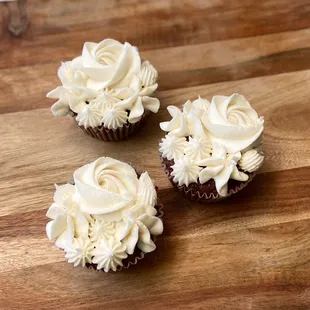 Simple but so detailed at the same time, floral cupcakes are always a hit!