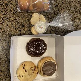 Triple chocolate, peanut butter and chocolate chips!!! With other yummy smaller cookie bites!