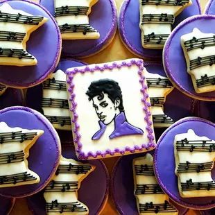 a picture of elvis on a cake