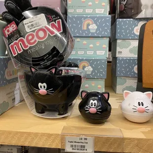 Cat measuring cups