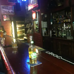 Nobody behind the bar at 9:00pm.