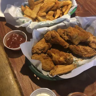 Old bag wings and fries...came out hot #BarFood