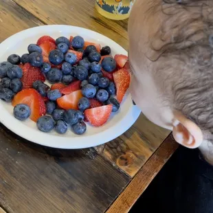 Fresh fruit bowl Kids sippy cup (apple juice)