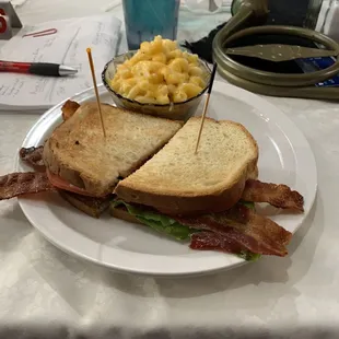 BLT with Mac &apos;n cheese.