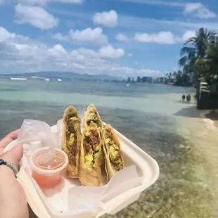 I took it to eat at the beach, but i couldn't resist and ate two pieces before this picture haha