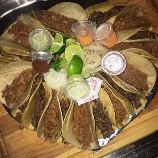 a plate of tacos and drinks