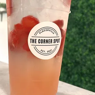 32oz. Boss Babe Refresher: Collagen, Vitamin A, aloe vera. Strawberry lemonade flavor | 30 cal. 2g carbs. 1g. sugar