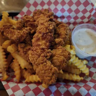 Chicken tenders w/fries