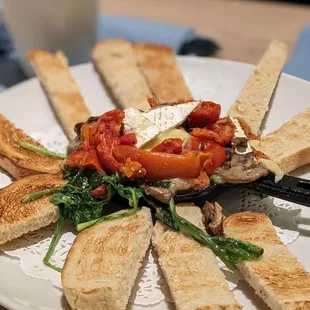 Baked brie with tomato, spinach, mushroom, and toasted bread