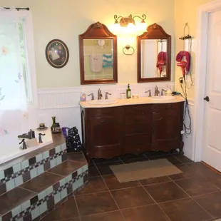 Gorgeous bathroom for your use....