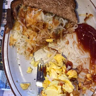 a plate of breakfast food