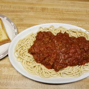 a plate of spaghetti and toast