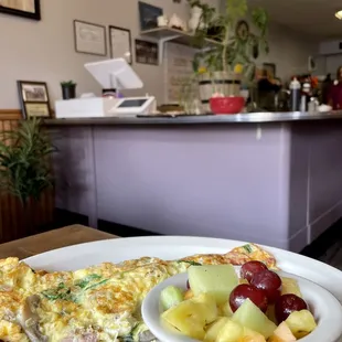 Veggie omelette with fruit