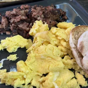 a plate of breakfast foods