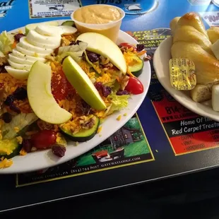 Vegetarian Salad, Large, with house made bread.