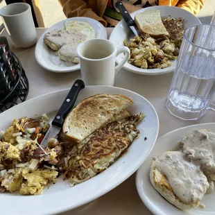 a plate of breakfast food