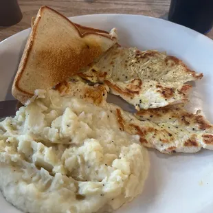 Grilled chicken breast with mashed potatoes