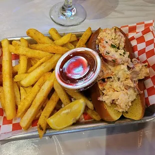 Lobster Roll w/ Fries
