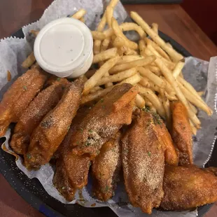 Hot garlic wings &amp; fries