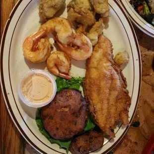 Very skimpy 25 dollar fishermans platter
