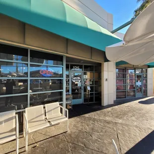 the outside of a restaurant