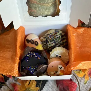 "Boo Box" - 1 chocolate chip cookie, 2 choc. Covered Oreos, 1 funfetti cupcake, 1 vanilla cakesicle